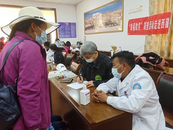 1634545520680053.jpg 江孜縣患兒篩查現場(外科醫生站).jpg