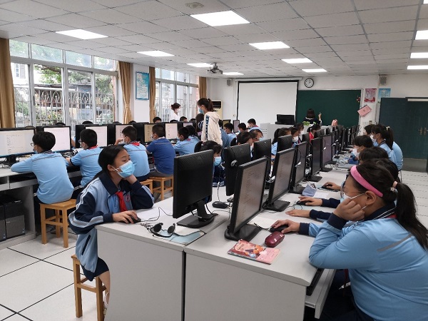 1637740169746809.jpg 同學們填寫調查問卷(2).jpg