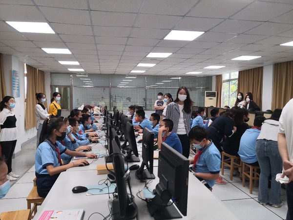 1637740201376289.jpg 同學們填寫調查問卷.jpg