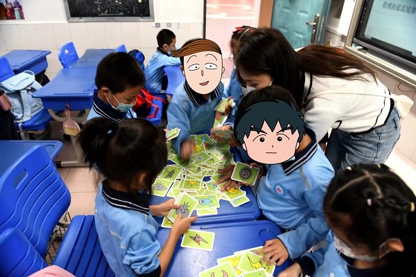 1637740265108265.jpg 學生體驗廈門大學幸福研究室研發的“心晴曉贊”桌游.jpg