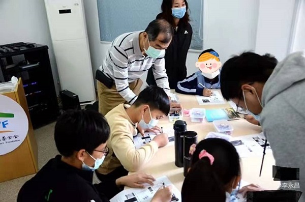 1640082493431063.jpg 賴教授在指導孩子們活動.jpg