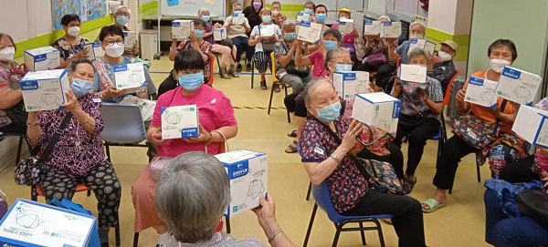 將援助物資派發給老人和青少年 (1) - 600.jpg