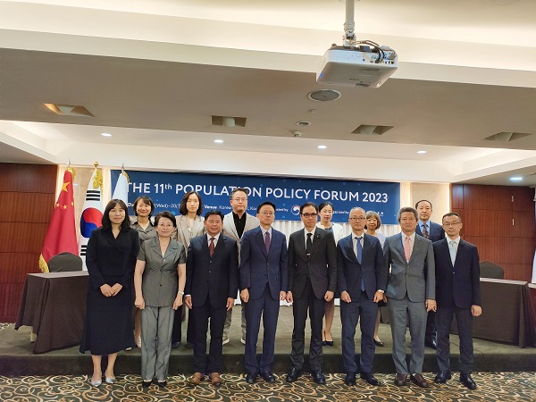 1690518367244437.jpg 中日韓三國(guó)代表團(tuán)主要代表合影.jpg