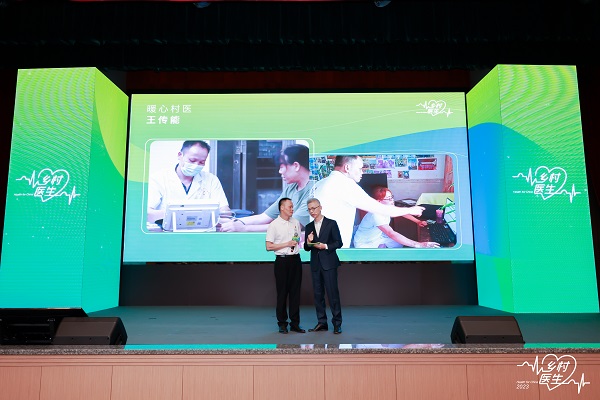 1698045773496374.jpg 對話暖心村醫王傳能.jpg