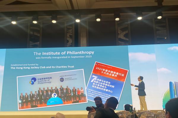 圖6：香港賽馬會慈善及社區(qū)事務(wù)執(zhí)行總監(jiān)梁卓偉（Gabriel Leung）介紹情況.jpg
