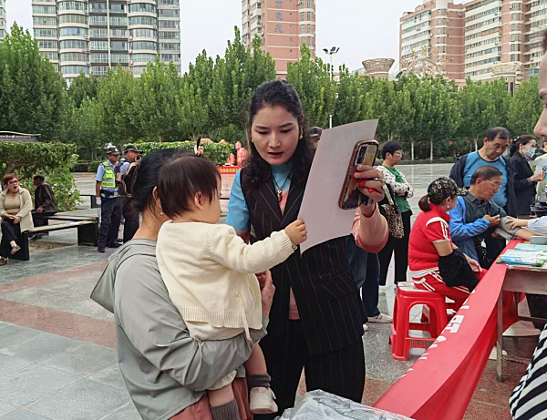 1726109915896104.png 圖為新疆阿克蘇地區(qū)新和縣母嬰健康科普活動現(xiàn)場.png