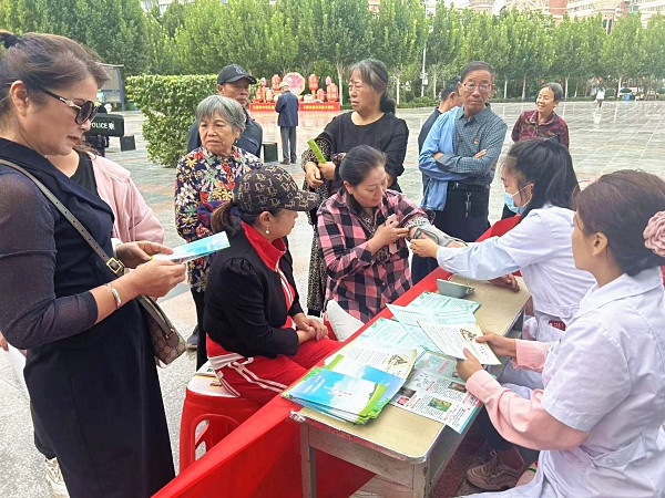 1726109971965787.jpg 圖為正在開展健康義診活動.jpg