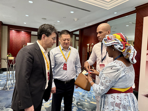 1731569224979393.jpg 02趙本志秘書(shū)長(zhǎng)與Nathalie-Aziza Munana女士交流-1_副本.jpg