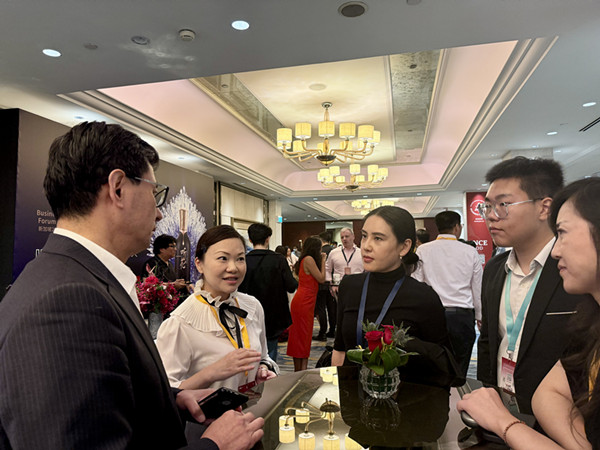 1731569257636645.jpg 03趙本志秘書(shū)長(zhǎng)與新加坡STEM for All團(tuán)隊(duì)交流_副本.jpg