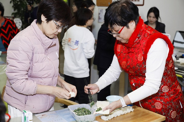 1733393304320524.jpg 上海總部包餃子2.jpg