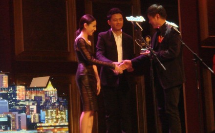 董潔、潘粵明夫婦代表為葛秘書長頒獎
