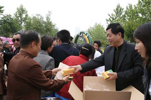 河北省舉辦省會第十二屆母親節暨幸福工程救助貧困母親大型宣傳活動 8.jpg