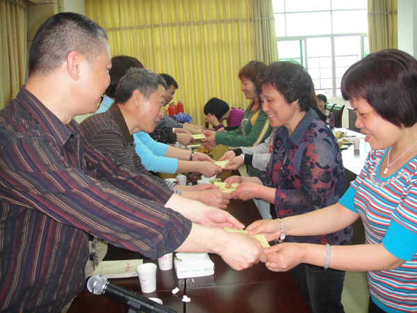 蕉北街道:“生育關懷、幸福家庭”紀念第十六屆“母親節”座談會暨慰問、培訓活動 3.jpg