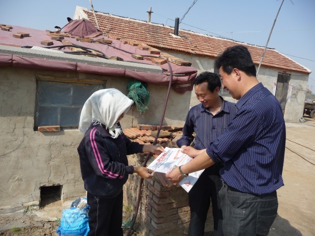 科技報(bào)伴貧困母親走上科技致富路 1.jpg