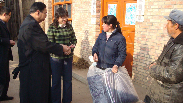甘肅省計生協會專職副會長何堅明一行在宕昌考察“幸福工程”項目實施情況 3.jpg