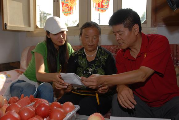 復件 幸福工程扶貧西部行之九——馬艷麗與幸福母親分享幸福 3.jpg