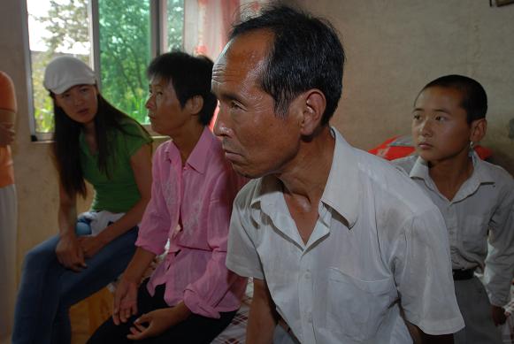 幸福工程扶貧西部行之十 — 馬艷麗相約貧困男孩 北京大學見 2.jpg