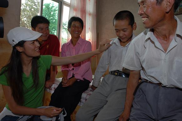 幸福工程扶貧西部行之十 — 馬艷麗相約貧困男孩 北京大學見 3.jpg