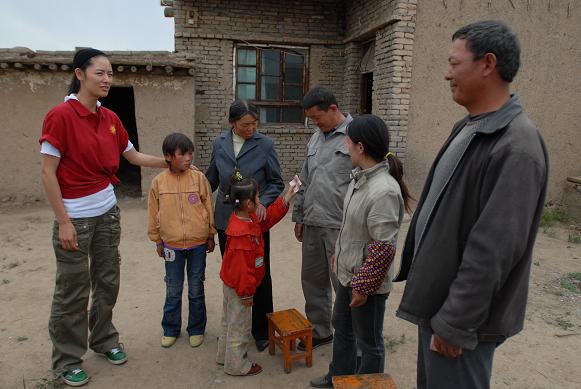 幸福工程扶貧西部行之五——探望孤兒 馬艷麗獻(xiàn)真情 10.jpg