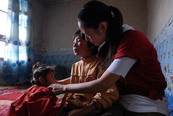 幸福工程扶貧西部行之五——探望孤兒 馬艷麗獻(xiàn)真情 5.jpg