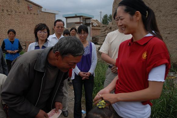 幸福工程扶貧西部行之五——探望孤兒 馬艷麗獻(xiàn)真情 11.jpg