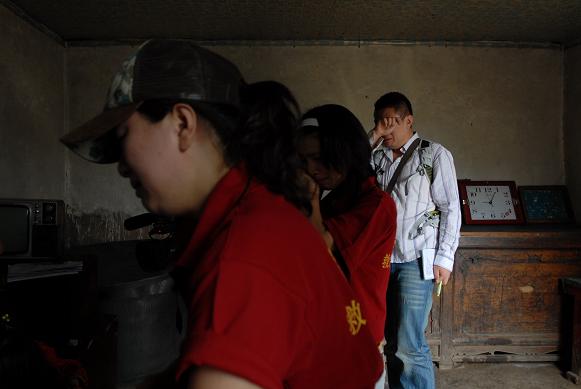 幸福工程扶貧西部行之五——探望孤兒 馬艷麗獻(xiàn)真情 3.jpg