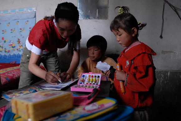 幸福工程扶貧西部行之五——探望孤兒 馬艷麗獻(xiàn)真情 7.jpg