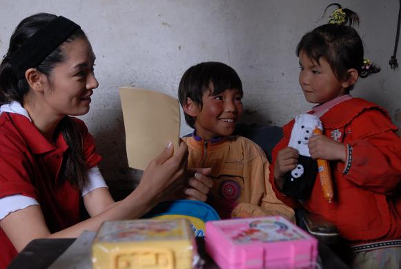 幸福工程扶貧西部行之五——探望孤兒 馬艷麗獻(xiàn)真情 9.jpg