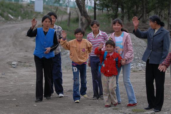 幸福工程扶貧西部行之五——探望孤兒 馬艷麗獻(xiàn)真情 13.jpg