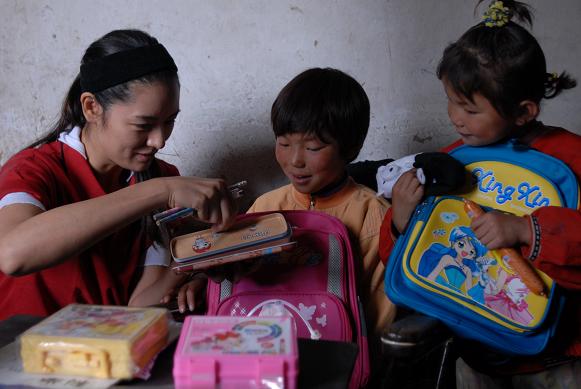 幸福工程扶貧西部行之五——探望孤兒 馬艷麗獻(xiàn)真情 8.jpg