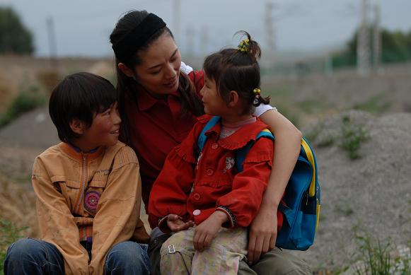 幸福工程扶貧西部行之五——探望孤兒 馬艷麗獻(xiàn)真情 12.jpg