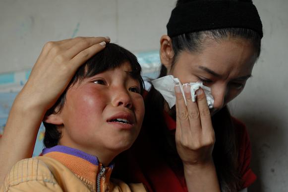 幸福工程扶貧西部行之五——探望孤兒 馬艷麗獻(xiàn)真情 4.jpg