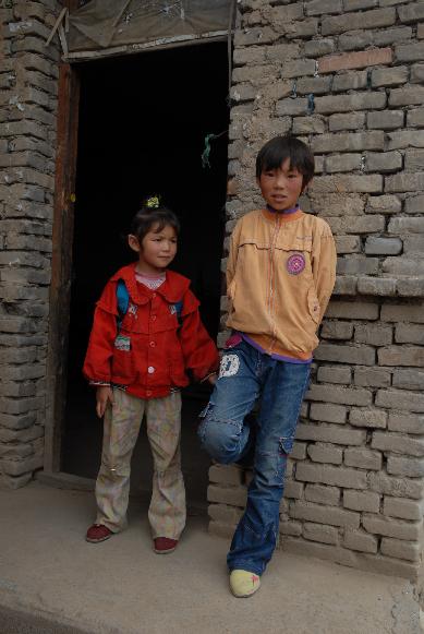 幸福工程扶貧西部行之五——探望孤兒 馬艷麗獻(xiàn)真情1.jpg