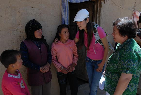 幸福工程扶貧西部行之三_馬艷麗探望同姓貧困母親 3.jpg