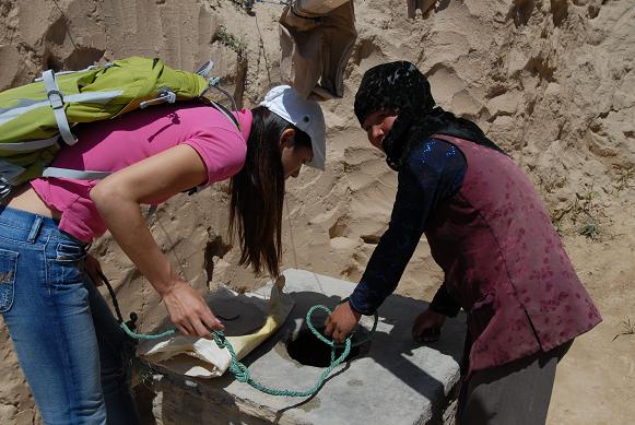 幸福工程扶貧西部行之三_馬艷麗探望同姓貧困母親 7.jpg