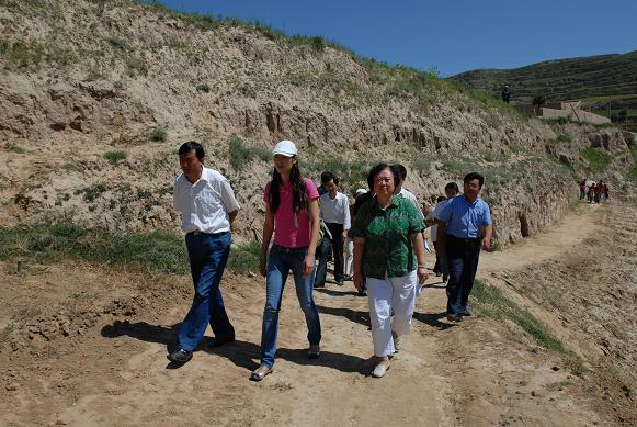 幸福工程扶貧西部行之三_馬艷麗探望同姓貧困母親 2.jpg