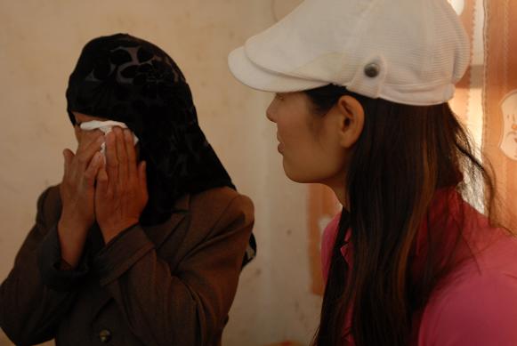 幸福工程扶貧西部行之三_馬艷麗探望同姓貧困母親 11.jpg