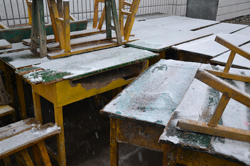 我們將舊桌椅搬到室外,一會(huì)工夫便落上了一層積雪_副本.jpg