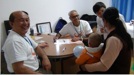 微笑聯(lián)盟醫(yī)療隊(duì)醫(yī)生和麻醉師為患兒做術(shù)前篩查