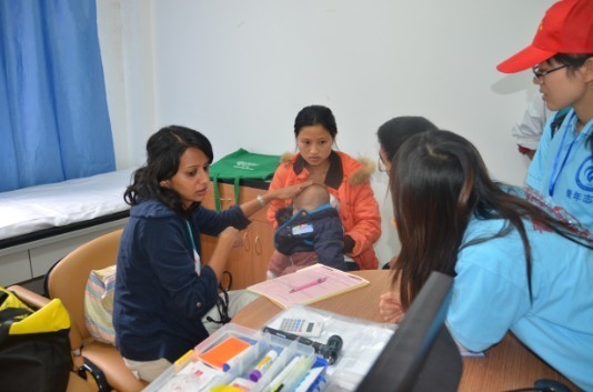 醫(yī)療隊(duì)兒科醫(yī)生在為患兒做術(shù)前篩查