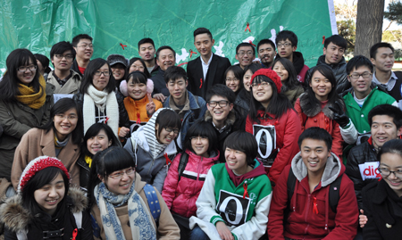 大學生志愿者們與嘉賓合影留念