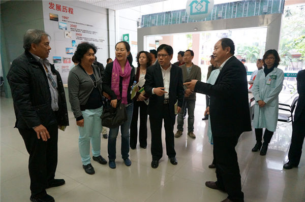 考察團(tuán)一行參觀華發(fā)社區(qū)衛(wèi)生服務(wù)中心6_副本.jpg