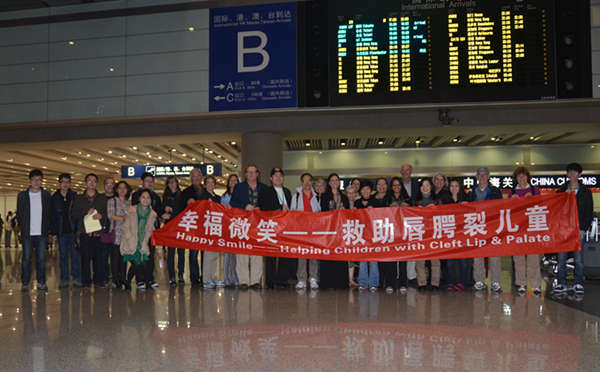 參加畢節“幸福微笑”公益活動的國際醫療志愿者在首都機場合影_副本.jpg