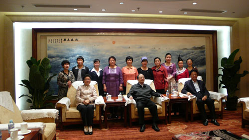 顧秀蓮、蔣正華、王忠禹與10位幸福母親合影