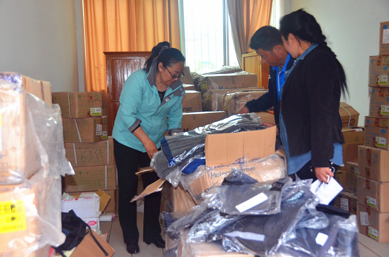 計(jì)生局工作人員整理分裝物資
