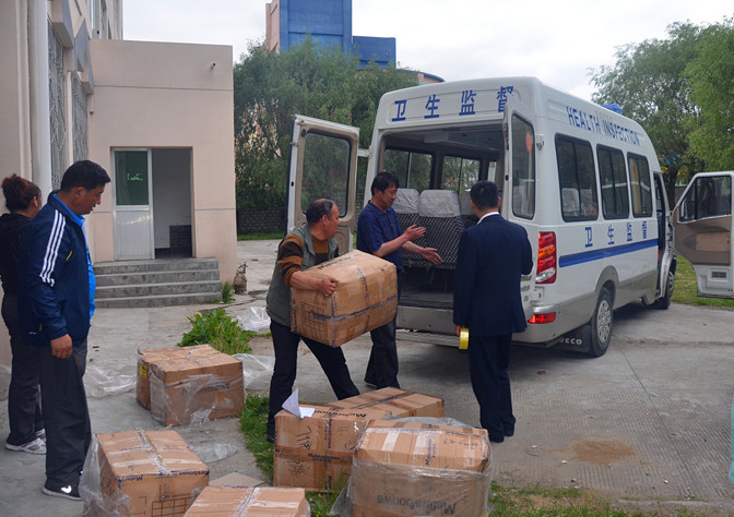 林芝地區(qū)計(jì)生局派車將物資分發(fā)至受助學(xué)校