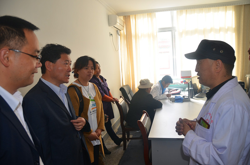 考察林芝地區(qū)朗縣衛(wèi)生服務(wù)局