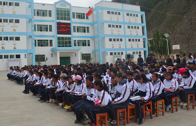 參加捐贈(zèng)儀式的朗縣一中師生