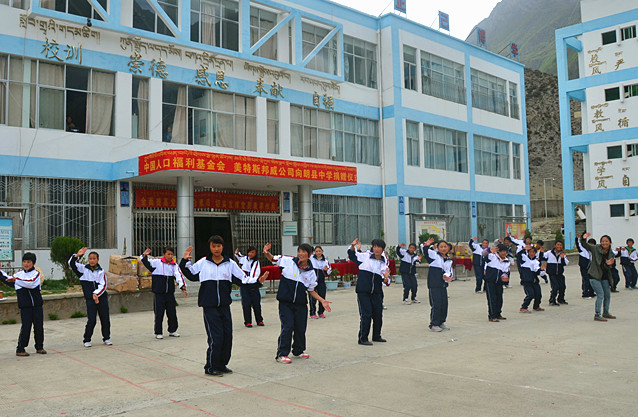 朗縣一中學(xué)生為大家表演藏族舞蹈