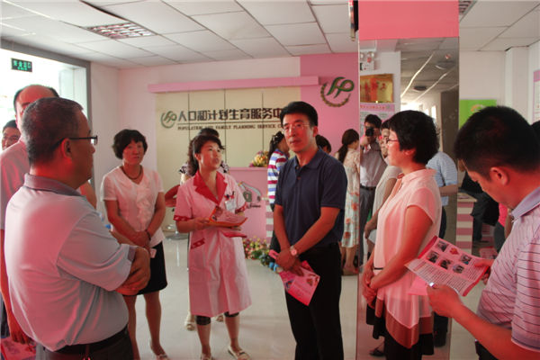 h會前,楊文莊率隊到銀川市永寧縣人口計生服務(wù)中心調(diào)研.jpg